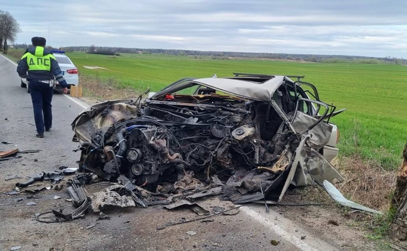 Лобовое столкновение «Пежо» и «Опеля» привело к гибели двух водителей